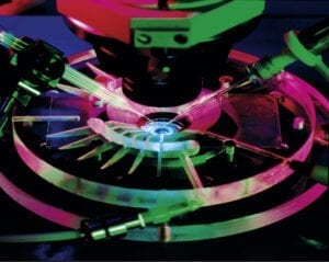 Detailbild von der Mess- und Haltepipette unter dem Mikroskopobjektiv bei einer Patch-Clamp-Messung.