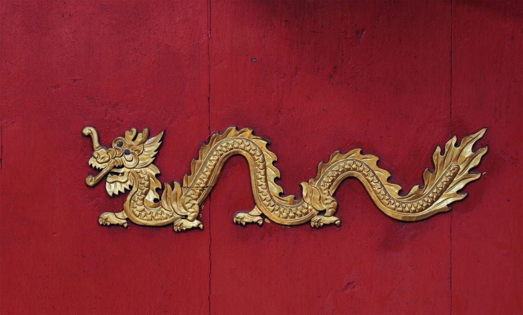 Chinesisches Drachensymbol auf roter Wand