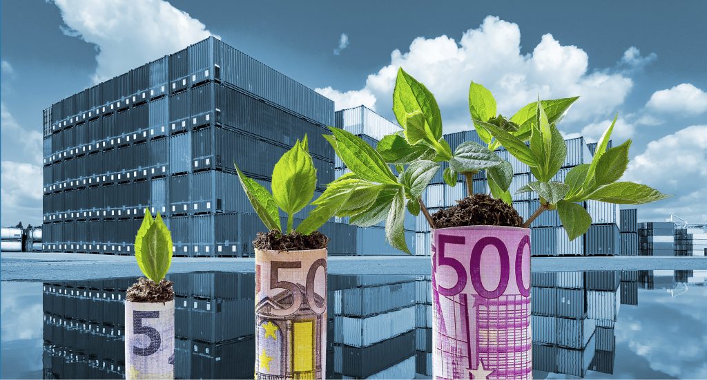 Symbolbild-Collage aus Geldscheinen aus denen Pflanzen wachsen im Vordergrund und einem Containerterminal im Hintergrund