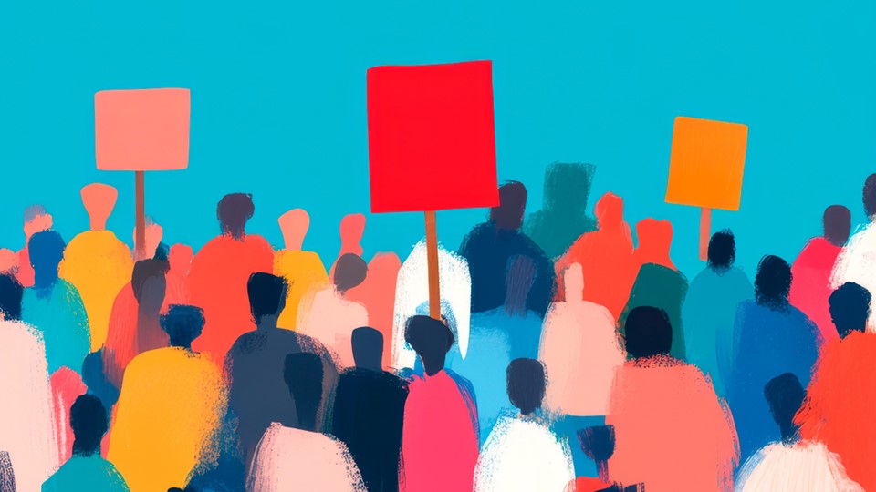 Illustration: blauer Hintergrund, Menschenmenge, Personen werden mit unterschiedlichen Farben dargestellt, vereinzelt werden Plakate hochgehalten