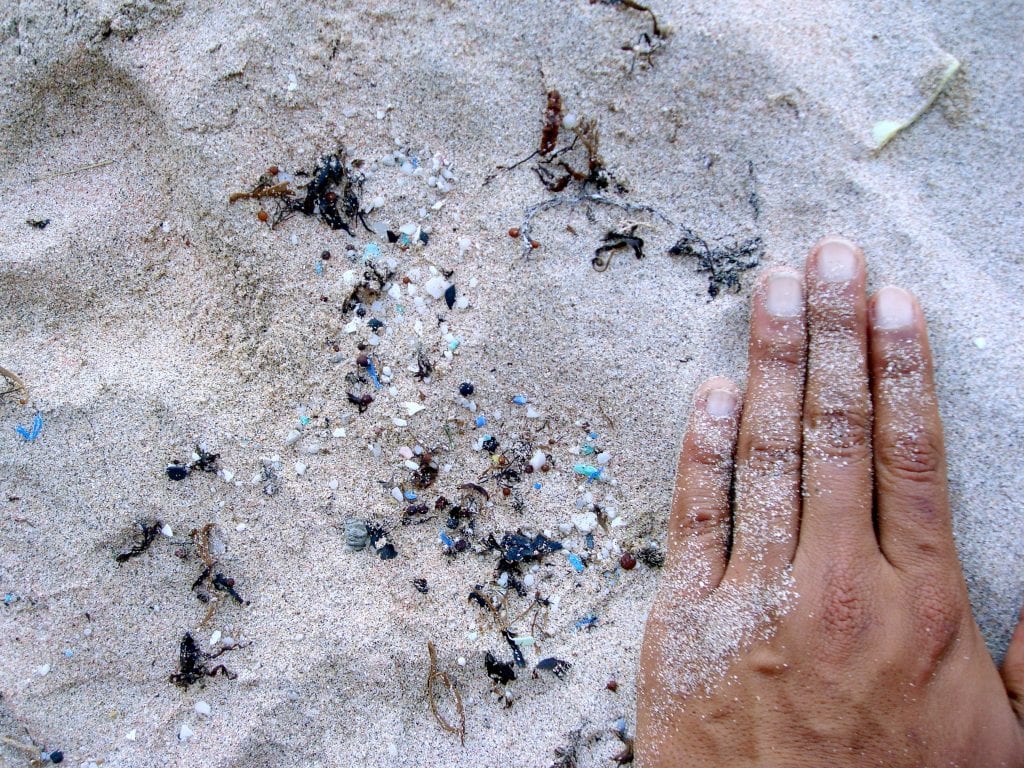 Mikroplastik im Sand am Strand