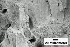 Elektronenmikroskopbild der Bruchstelle eines 3D-gedruckten Werkstücks aus einer Nickel-Legierung. Elektronenmikroskopbild der Bruchstelle eines 3D-gedruckten Werkstücks aus einer Nickel-Legierung.