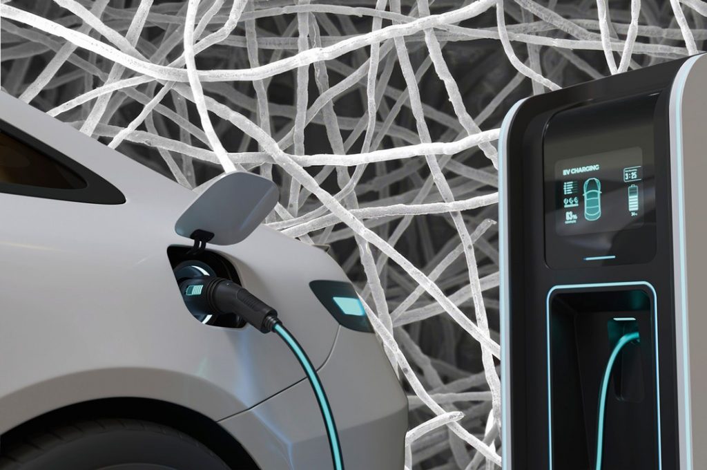 Collage mit E-Auto und Ladesäule im Vordergrund, dahinter Fäden eines Vlieses